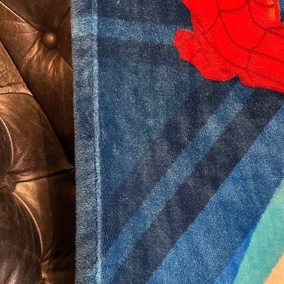 Marvel Spider-Man Vibrant Red and Blue Lightweight Fleece Blanket - Picture 2 of 4